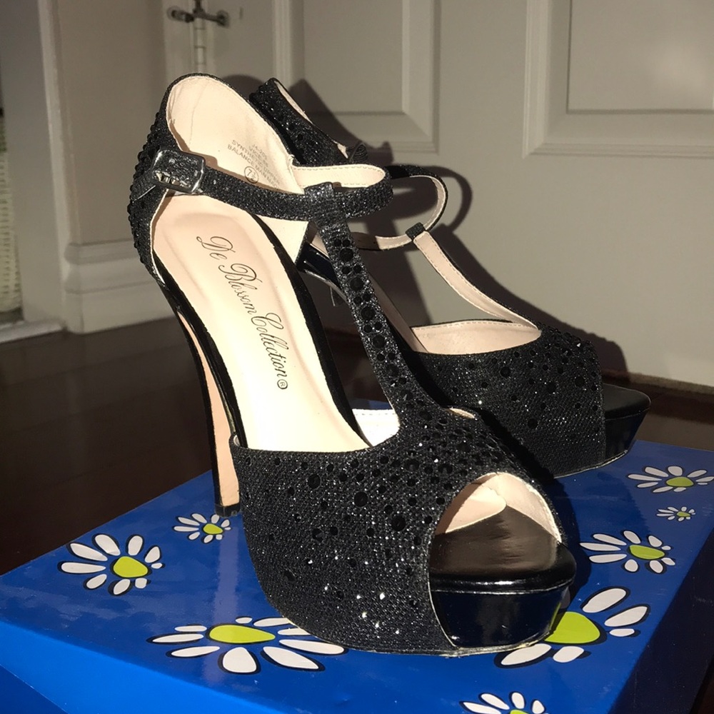 BLACK SPARKLY HEELS